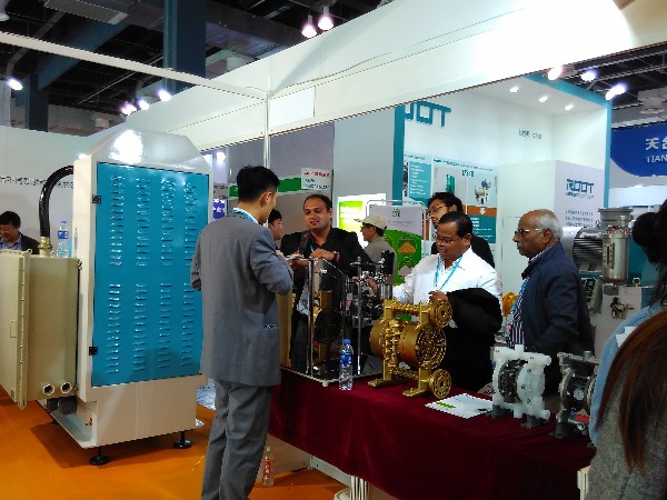 老司机免费视频展會與國際友人交流